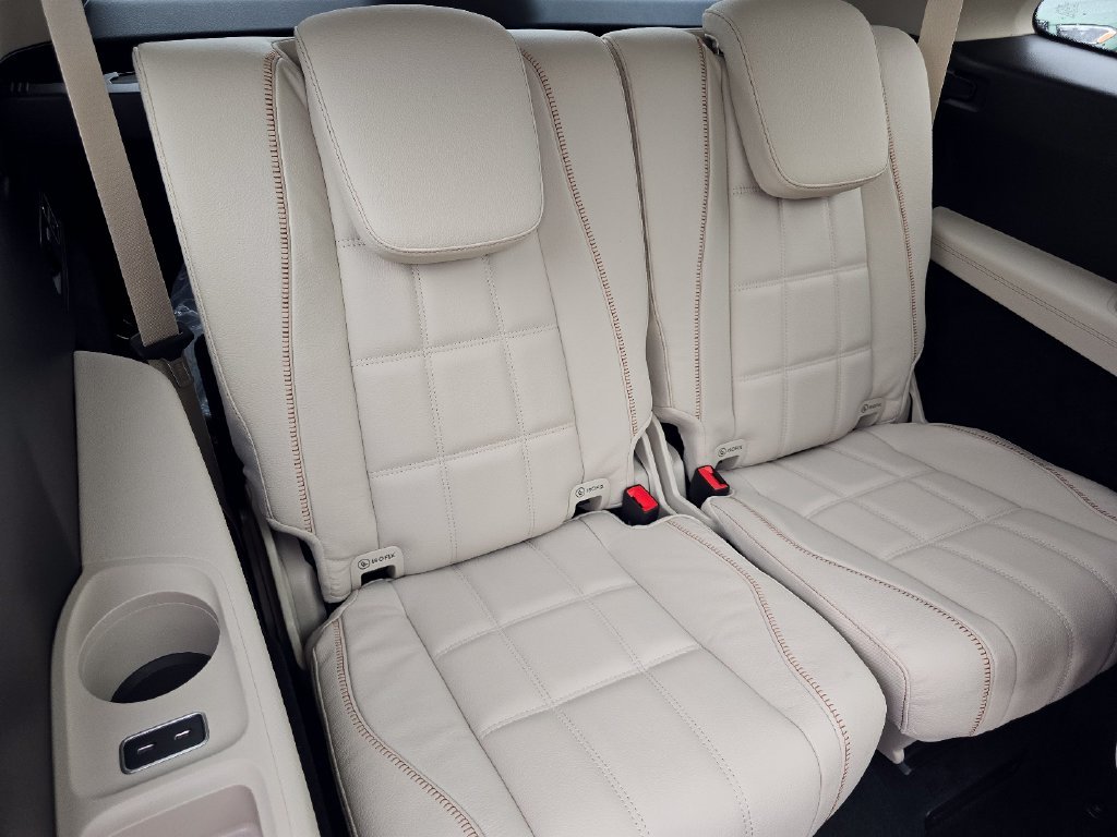 New 2027 MANUFAKTUR Moonlight White Metallic Mercedes-Benz GLS 450 image 29