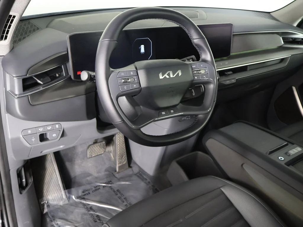 Used 2024 Black Kia Land image 31