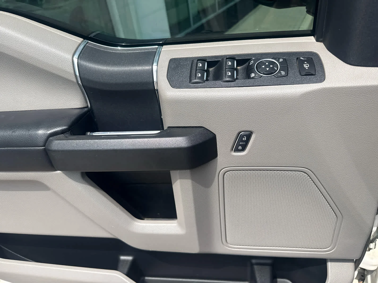 Used 2017 Oxford White Ford XLT image 17