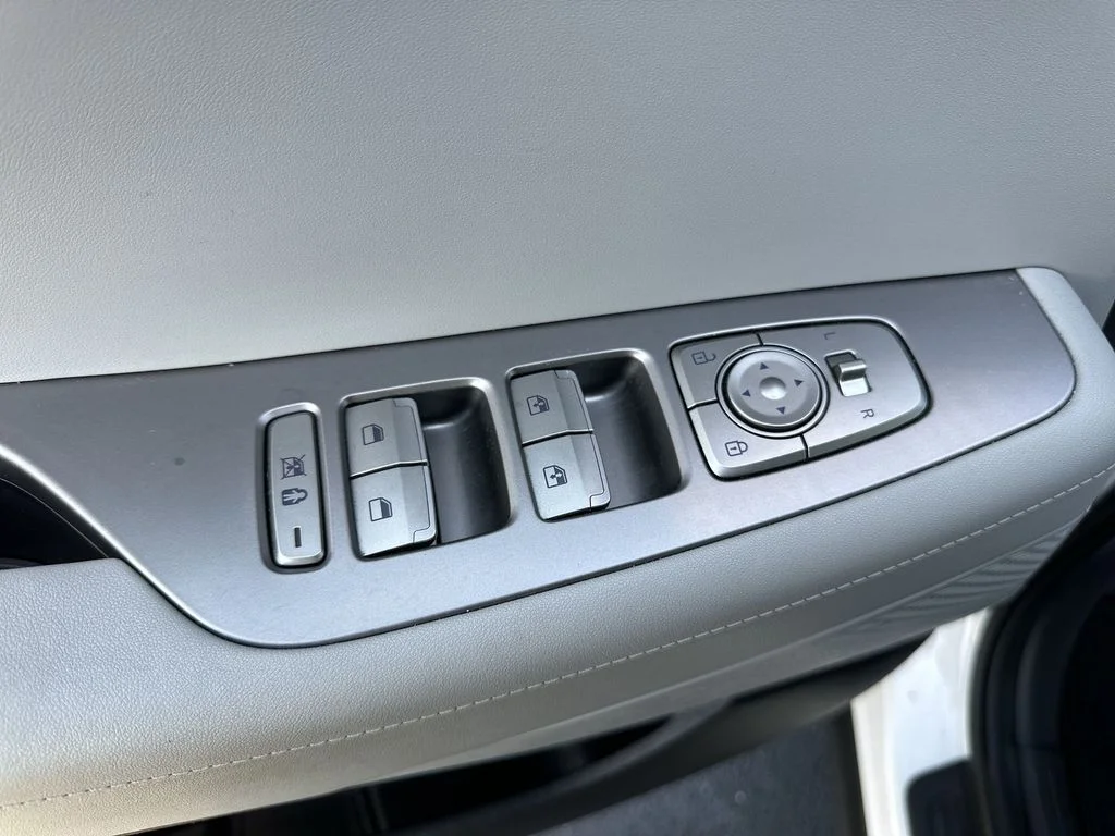 Used 2023 White Hyundai SEL image 13