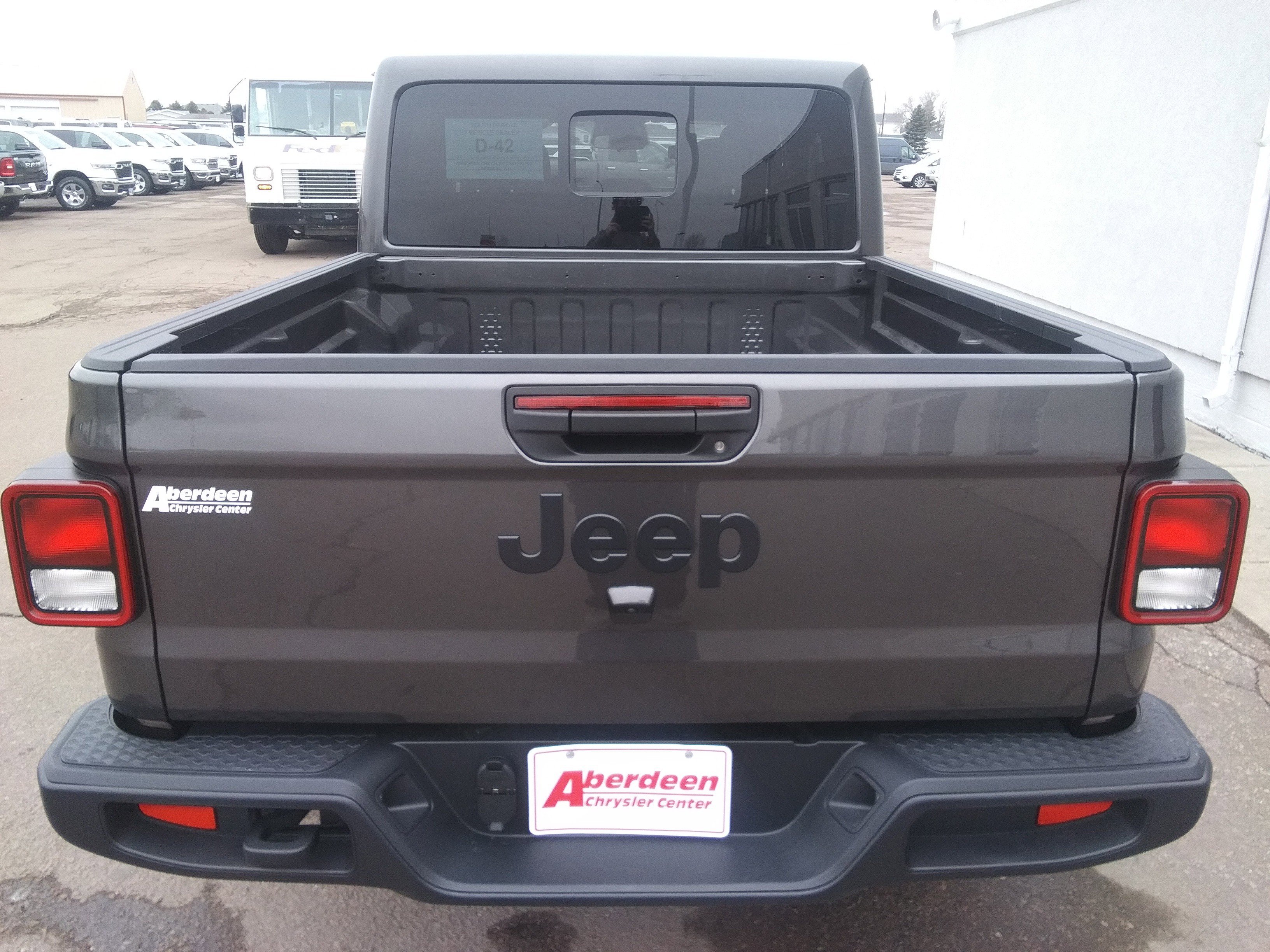 New 2026 Granite Crystal Metallic Clear-Coat Exterior Paint Jeep Sport S image 6
