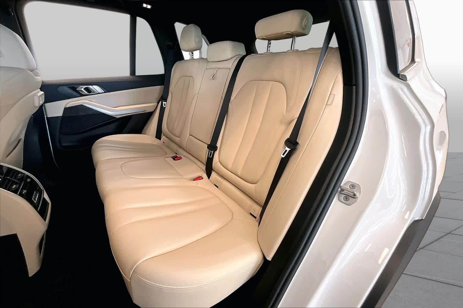 Used 2022 Mineral White Metallic BMW sDrive40i image 19