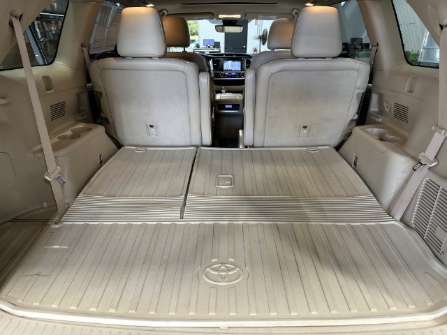 Used 2017 White Toyota XLE image 26