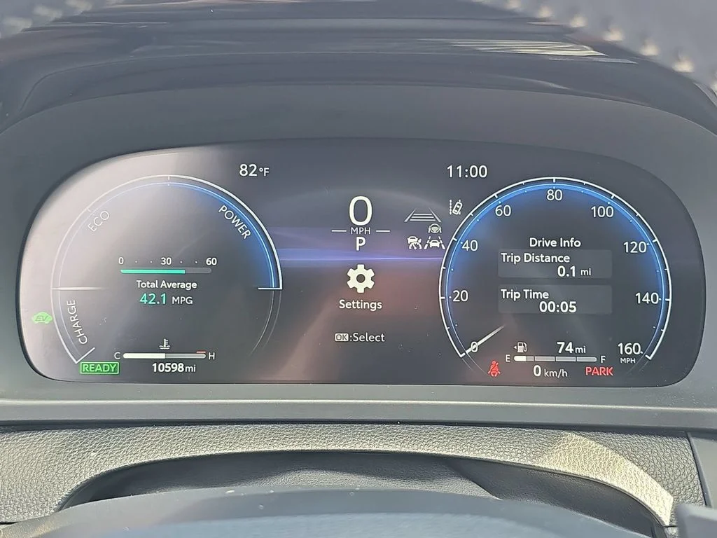Used 2025 White Toyota XLE image 26