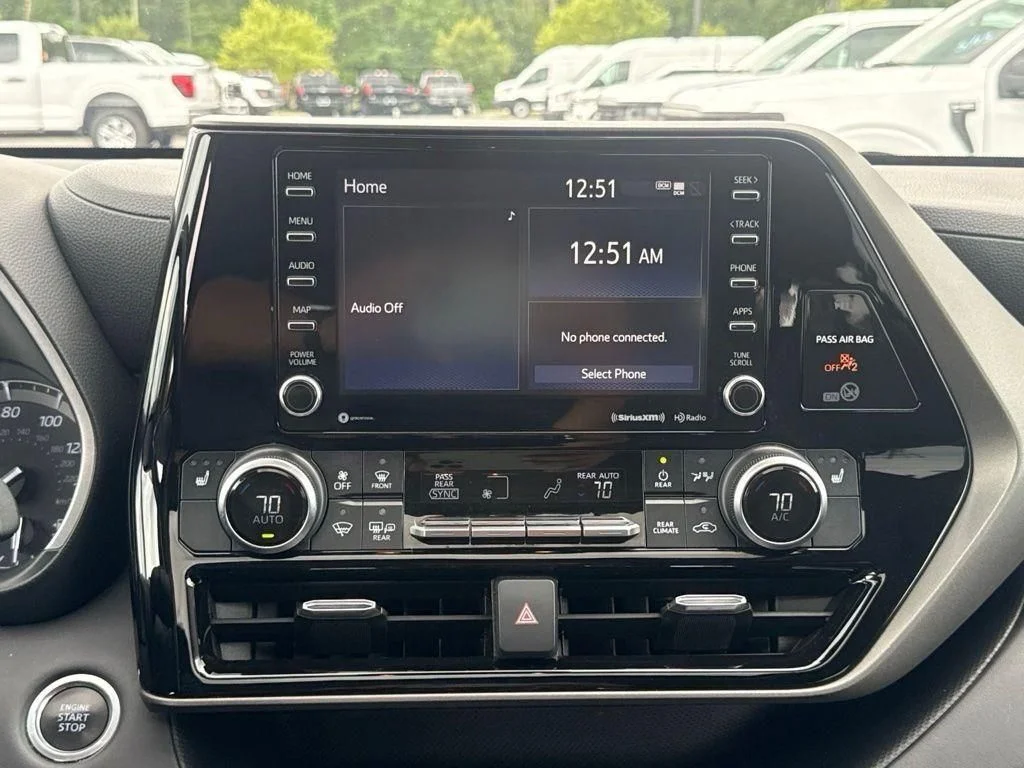 Used 2020 White Toyota XLE image 19