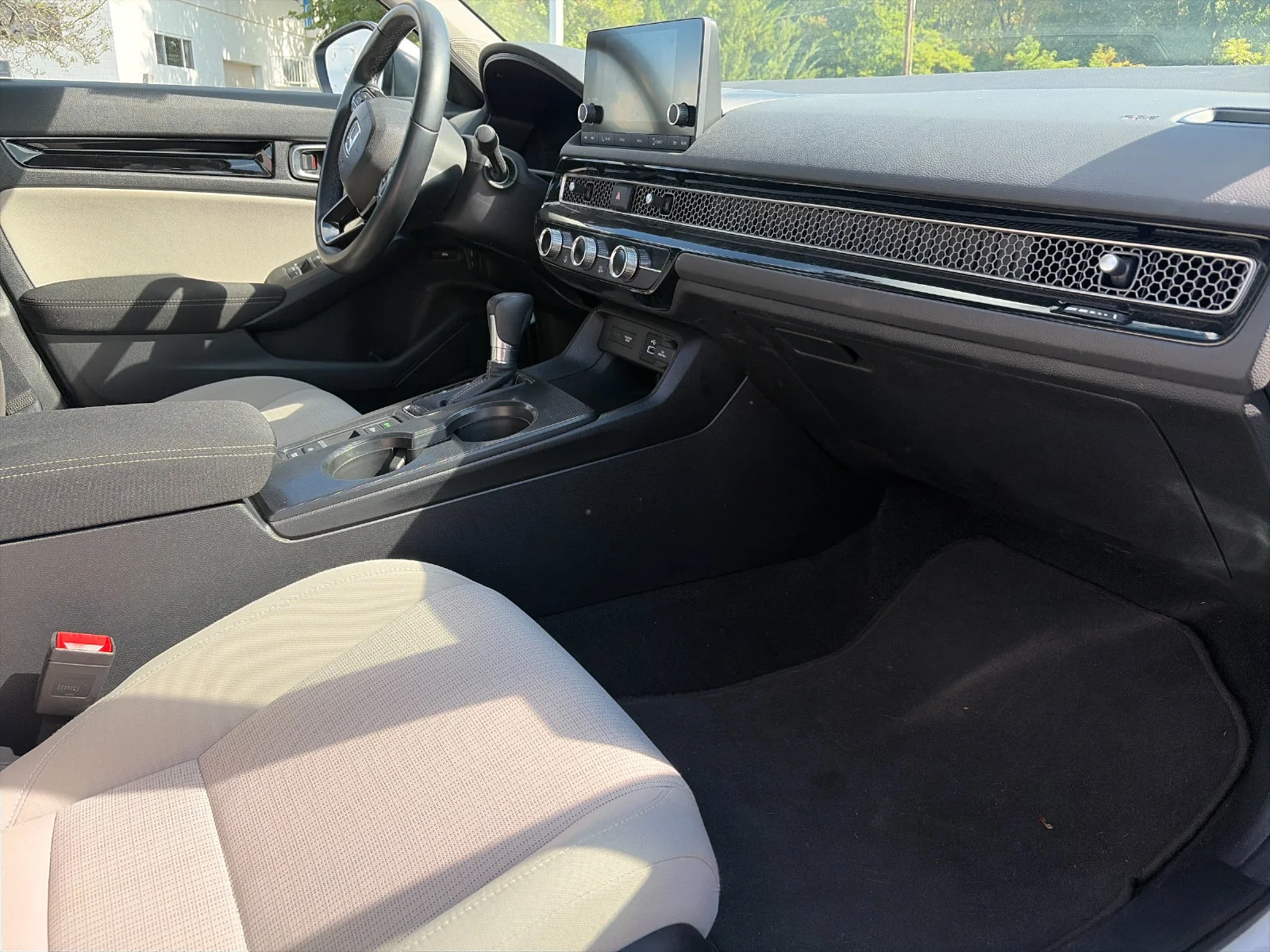 Used 2024 Platinum White Pearl Honda EX image 16