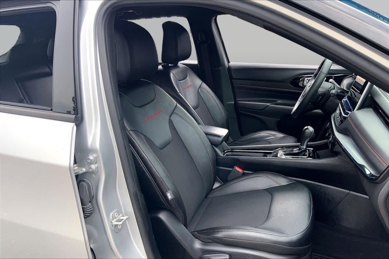 Used 2025 Silver Zynith Metallic Clearcoat Jeep Trailhawk image 8