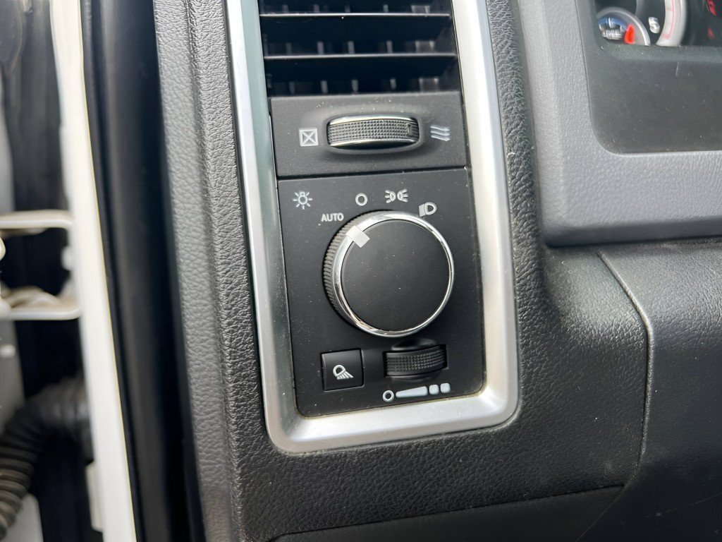 Used 2014 Bright White Clearcoat Ram SLT image 22