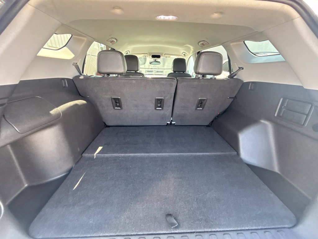 Used 2023 White GMC SLT image 20