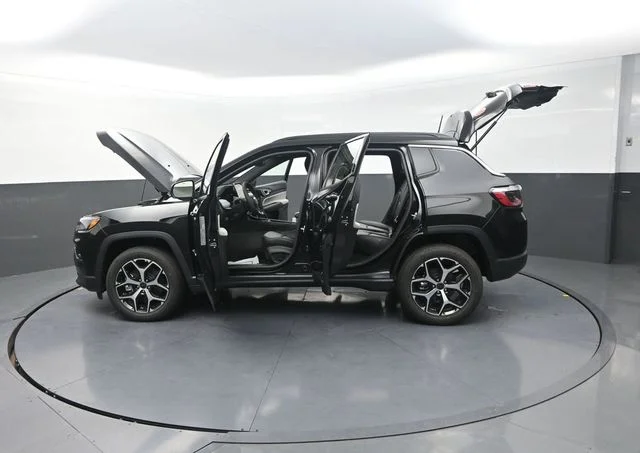 New 2026 Diamond Black Crystal Pearl-Coat Exterior Paint Jeep Limited image 32