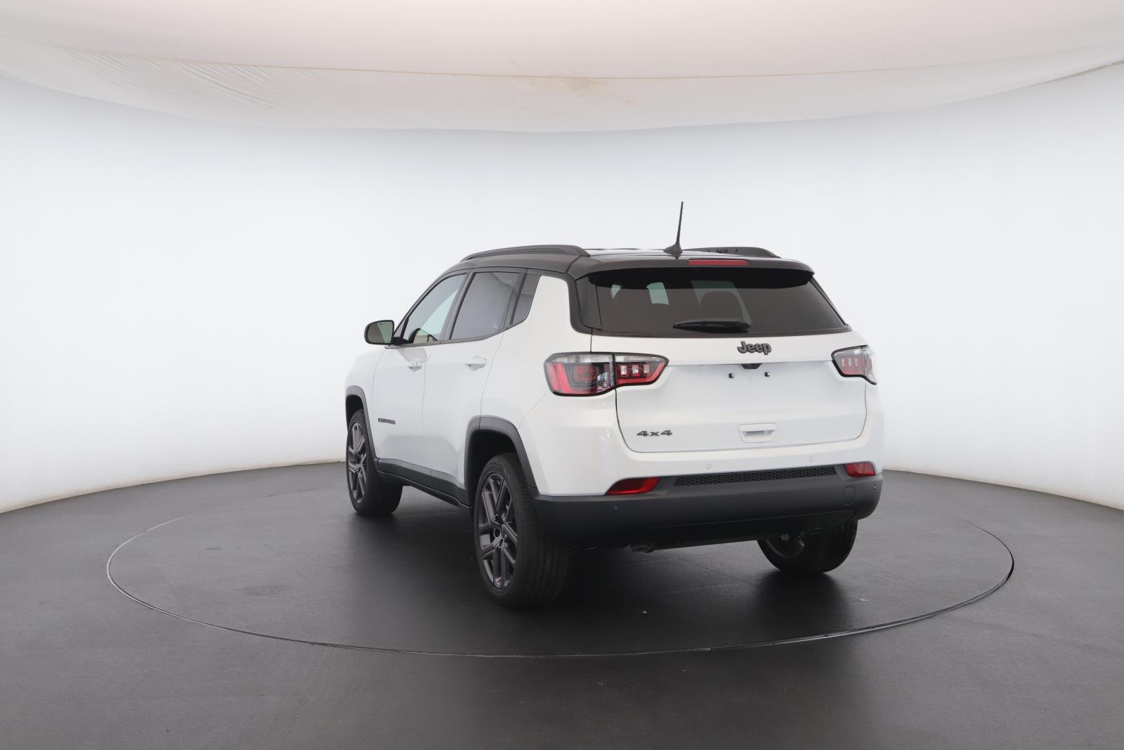 New 2026 Bright White Clear-Coat Exterior Paint Jeep Limited Altitude 4x4 image 22