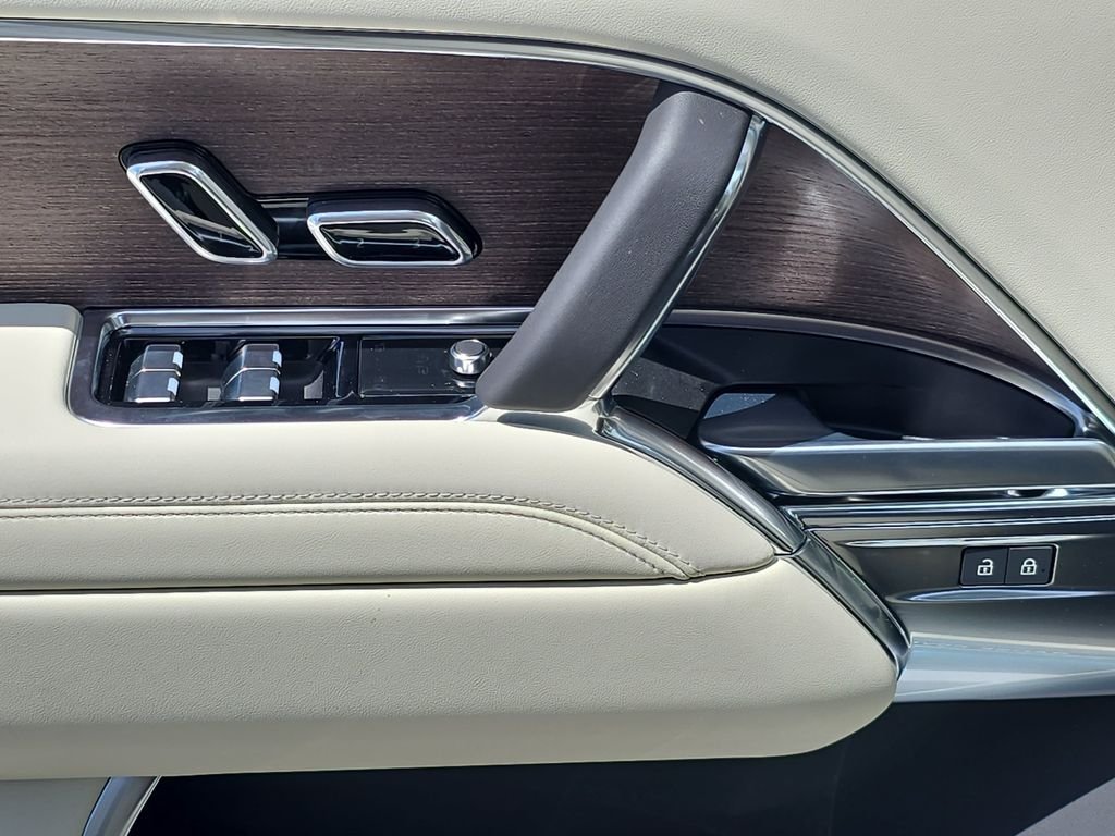 New 2026 Fuji White Land Rover SE image 30