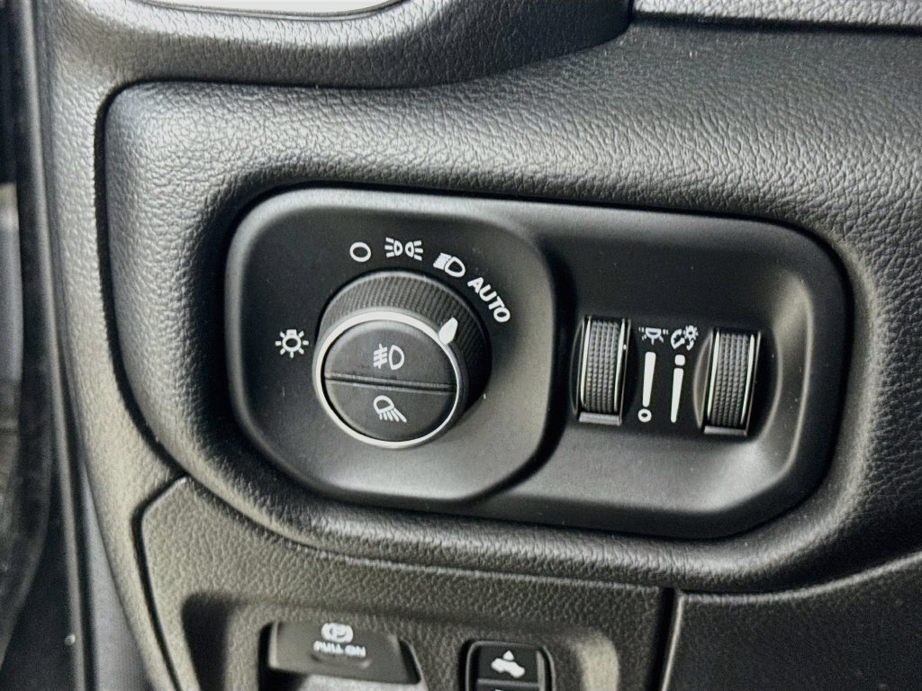 Used 2019 Diamond Black Crystal Pearlcoat Ram Laramie image 14