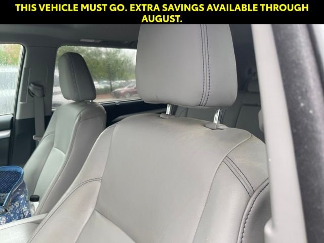 Used 2014 Silver Toyota XLE V6 image 7