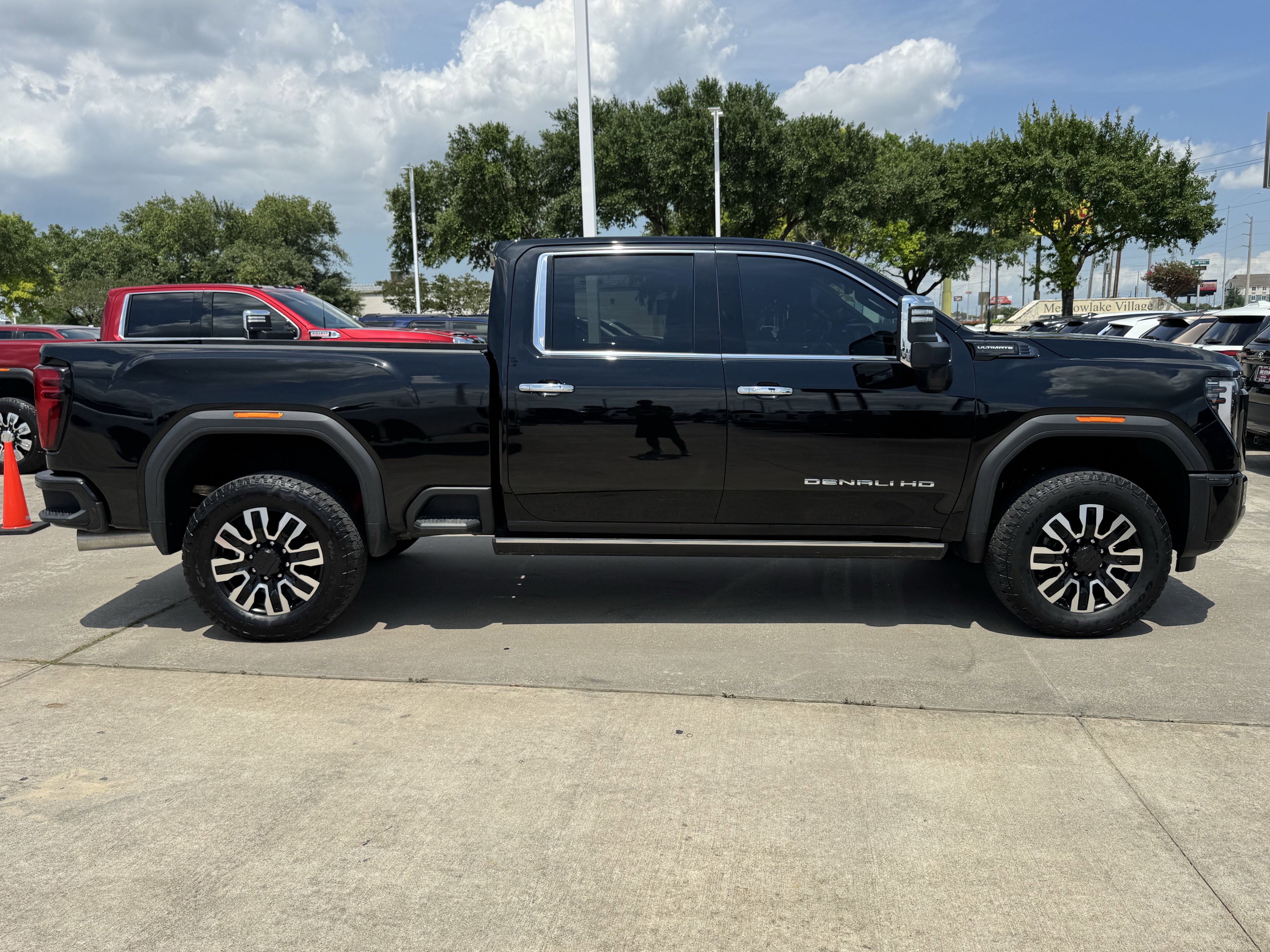 Used 2025 Onyx Black GMC Denali Ultimate image 6