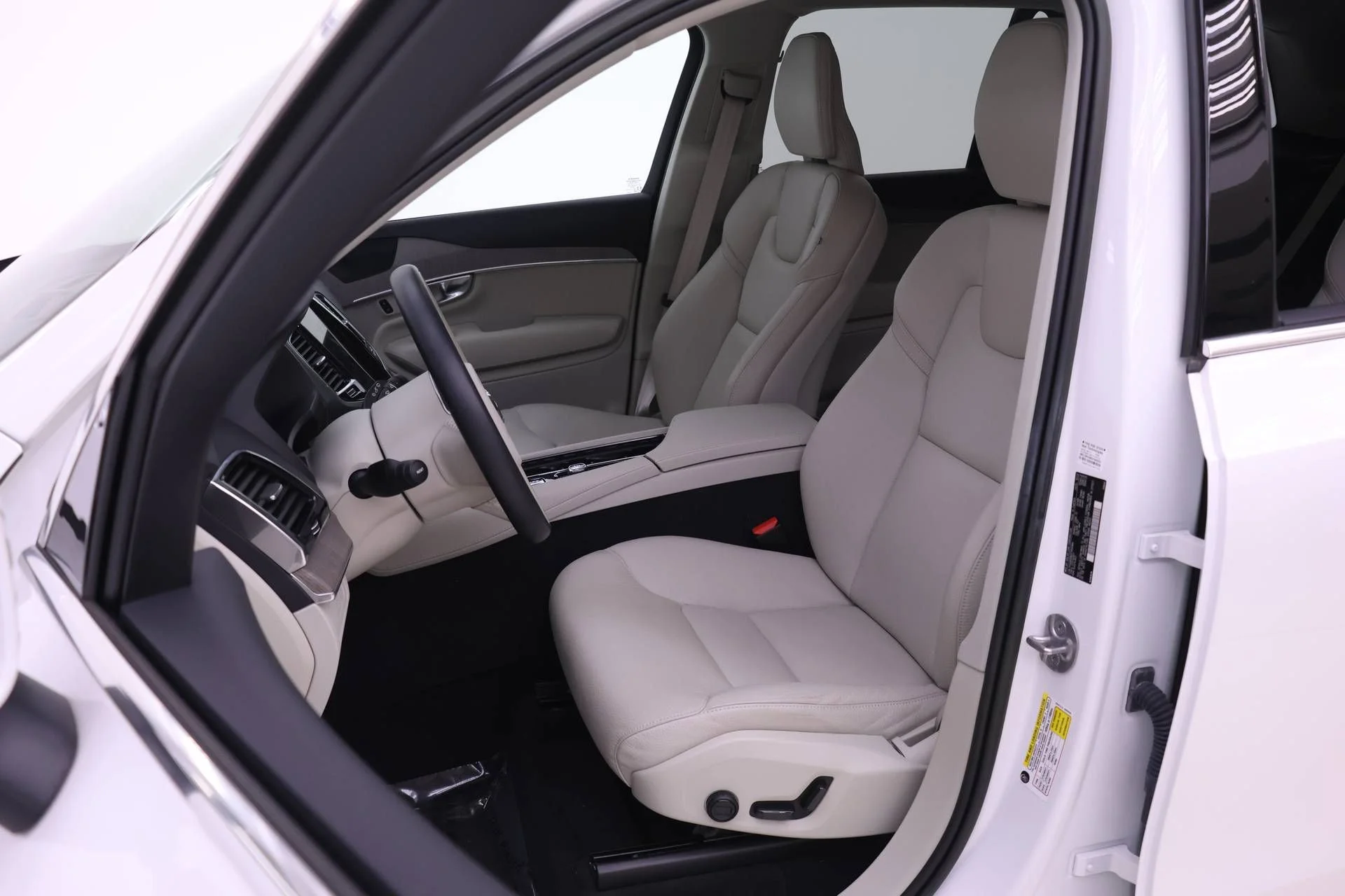 Certified Used 2023 White Volvo T8 Plus 6 Passenger image 7