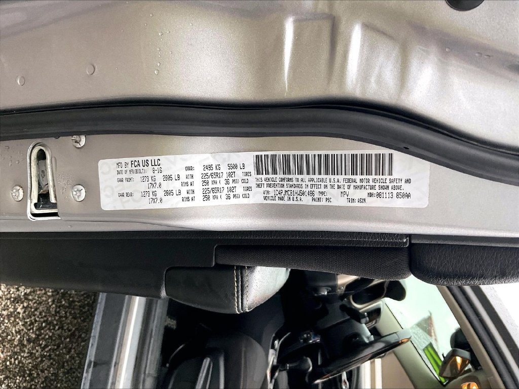 Used 2017 Billet Silver Metallic Clearcoat Jeep Latitude image 31
