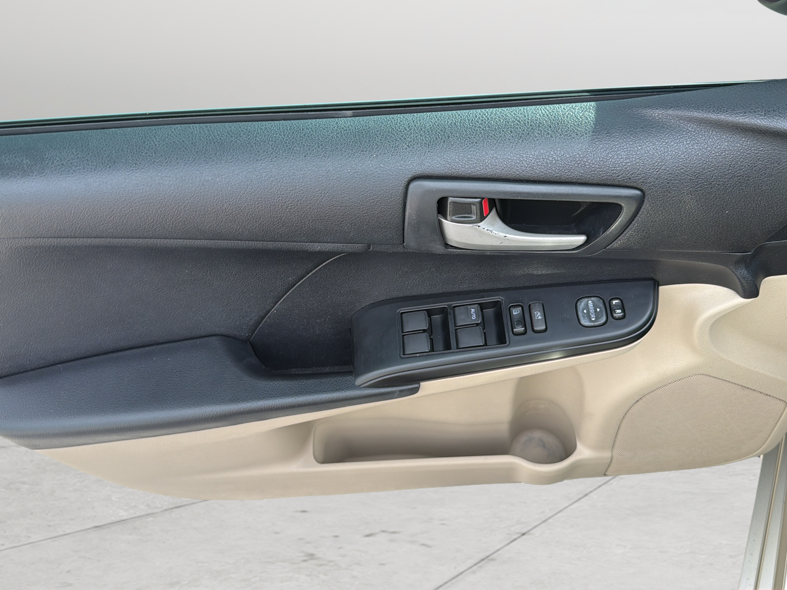 Used 2014 Creme Brulee Toyota L image 27