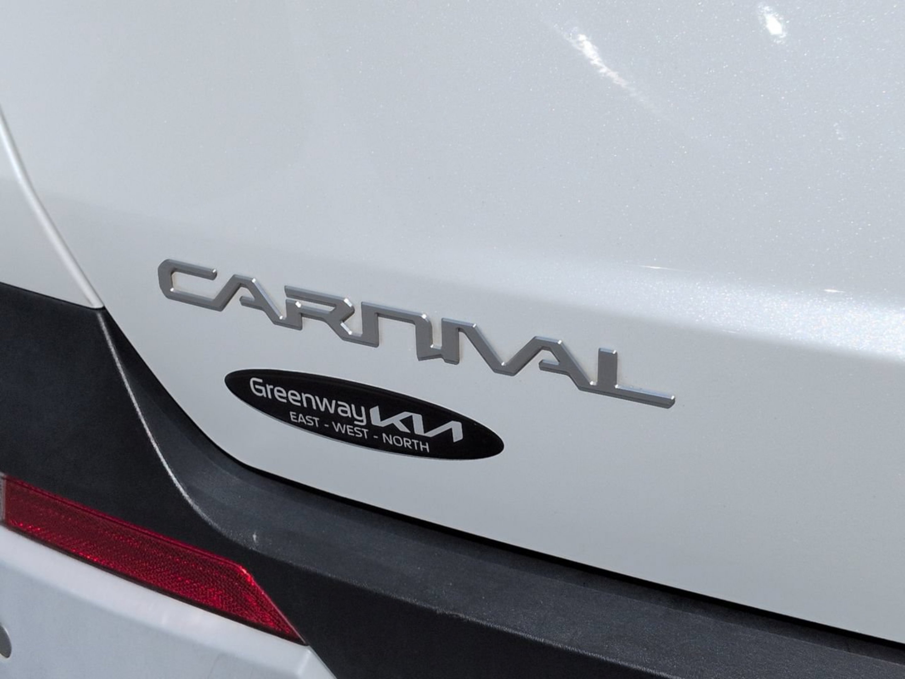 Certified Used 2025 Snow White Pearl Kia LXS image 33