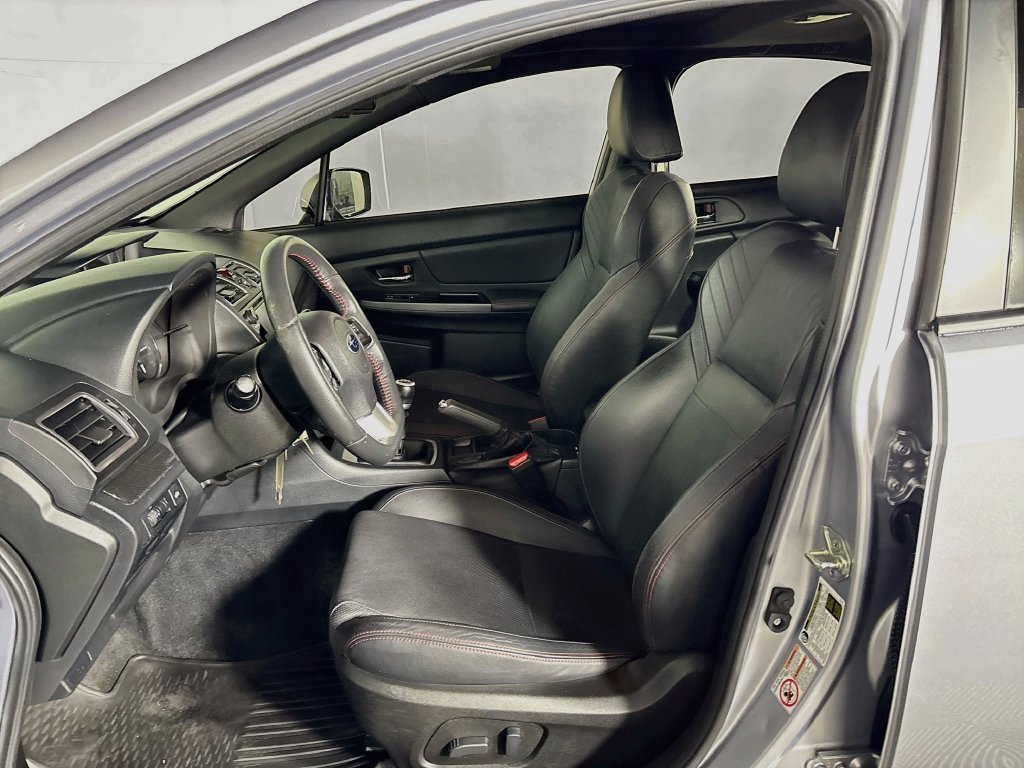 Used 2016 Ice Silver Metallic Subaru Limited image 11