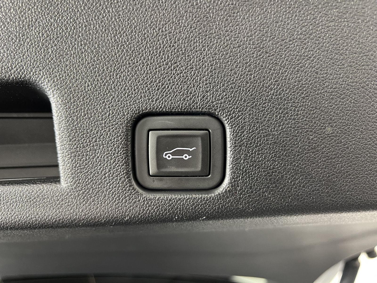 Used 2025 Summit White Chevrolet LT image 23