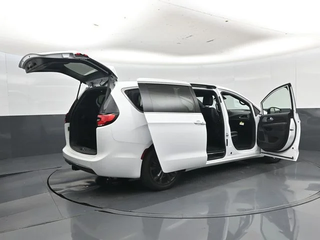 New 2026 Bright White Clear-Coat Exterior Paint Chrysler Limited image 52