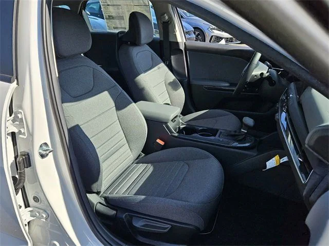 2025 Kia K4 EX - Photo 12