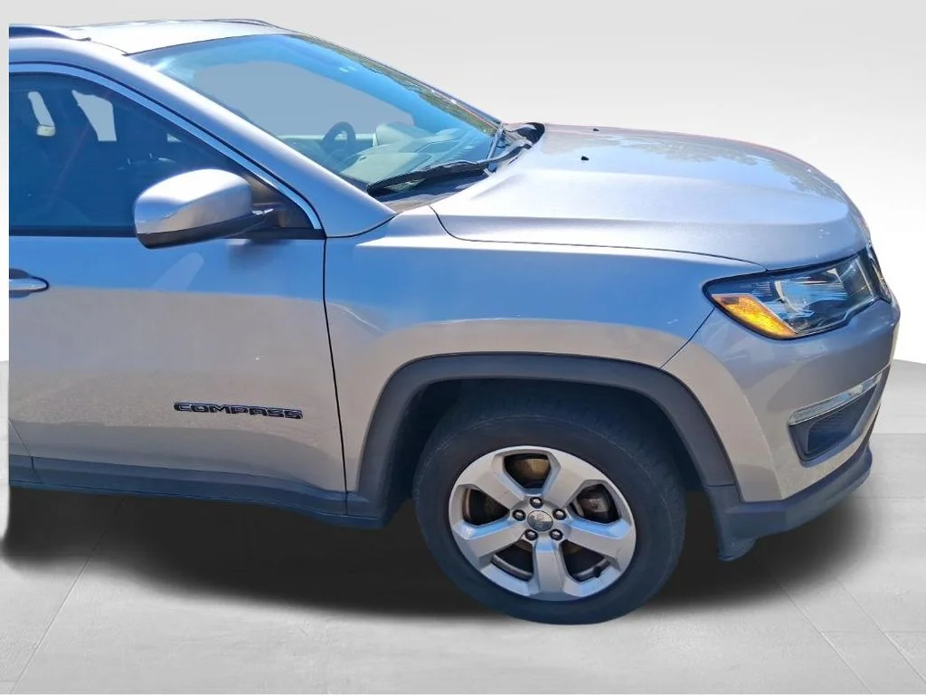Used 2019 Silver Jeep Latitude image 15