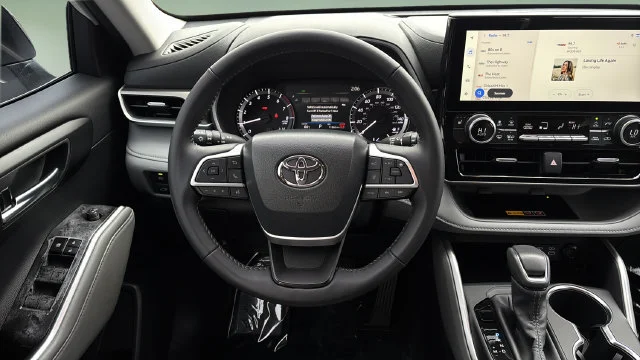 Used 2026 White/off-white Toyota XLE image 12
