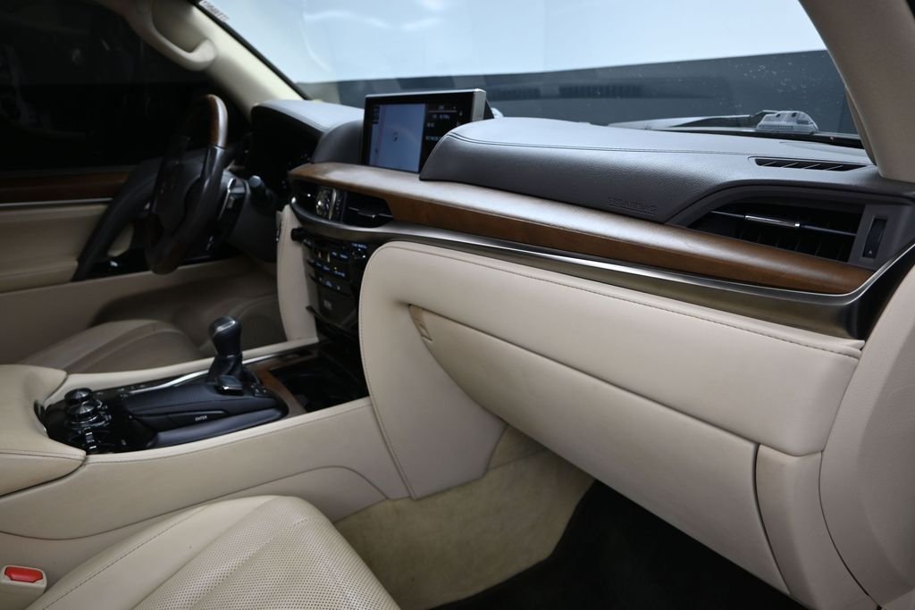 2017 Lexus LX 570 - Photo 26