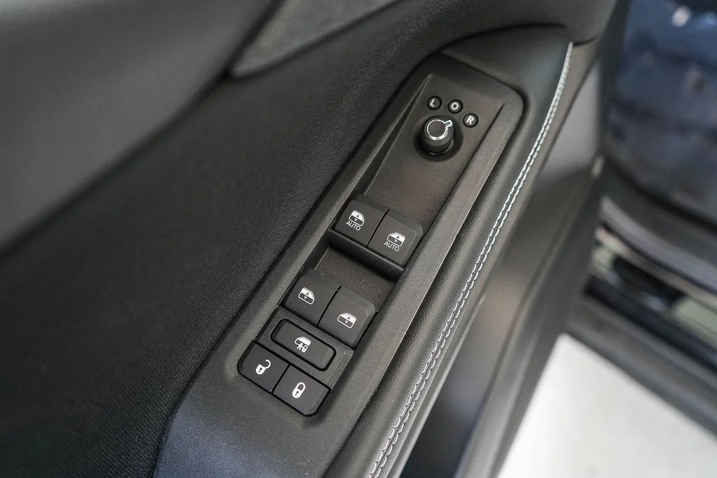 New 2026 Diamond Black Crystal Pearlcoat Jeep Laredo image 20