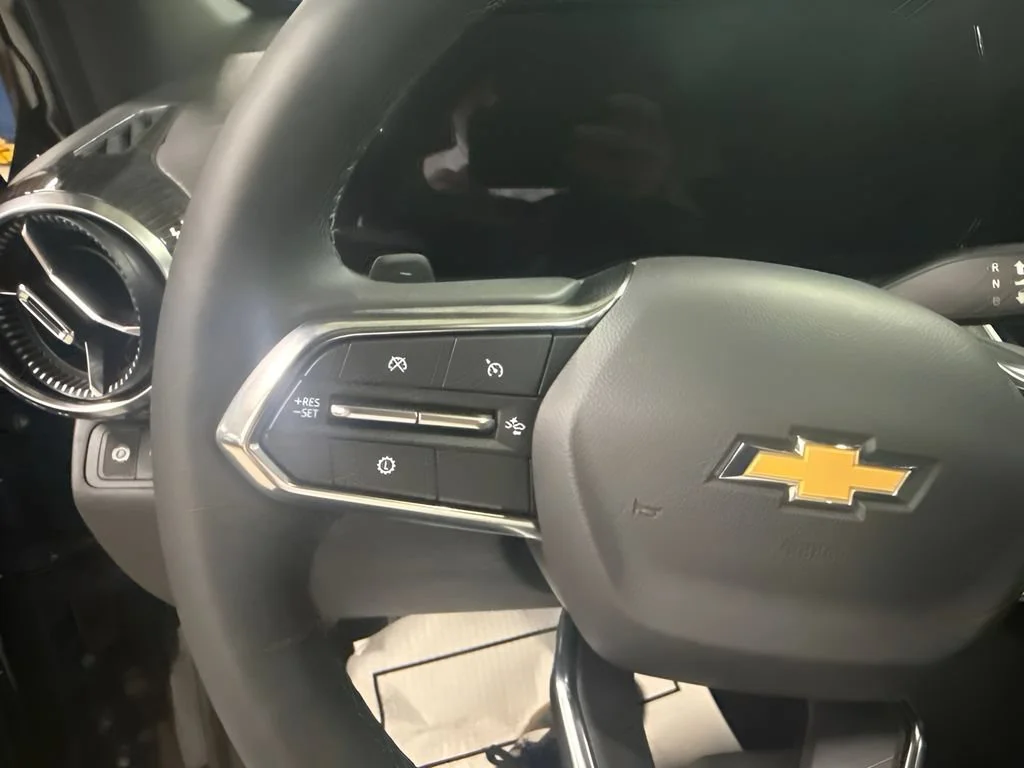 New 2027 Mosaic Black Metallic Chevrolet LT image 18
