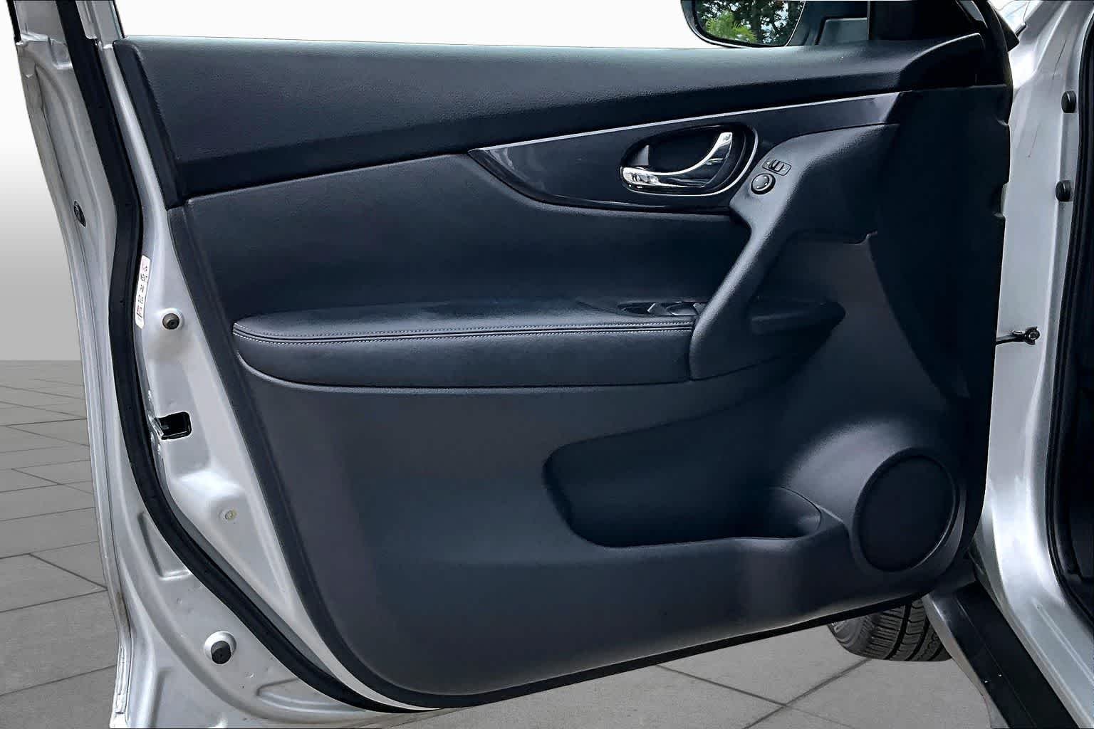Used 2020 Brilliant Silver Metallic Nissan SV image 26