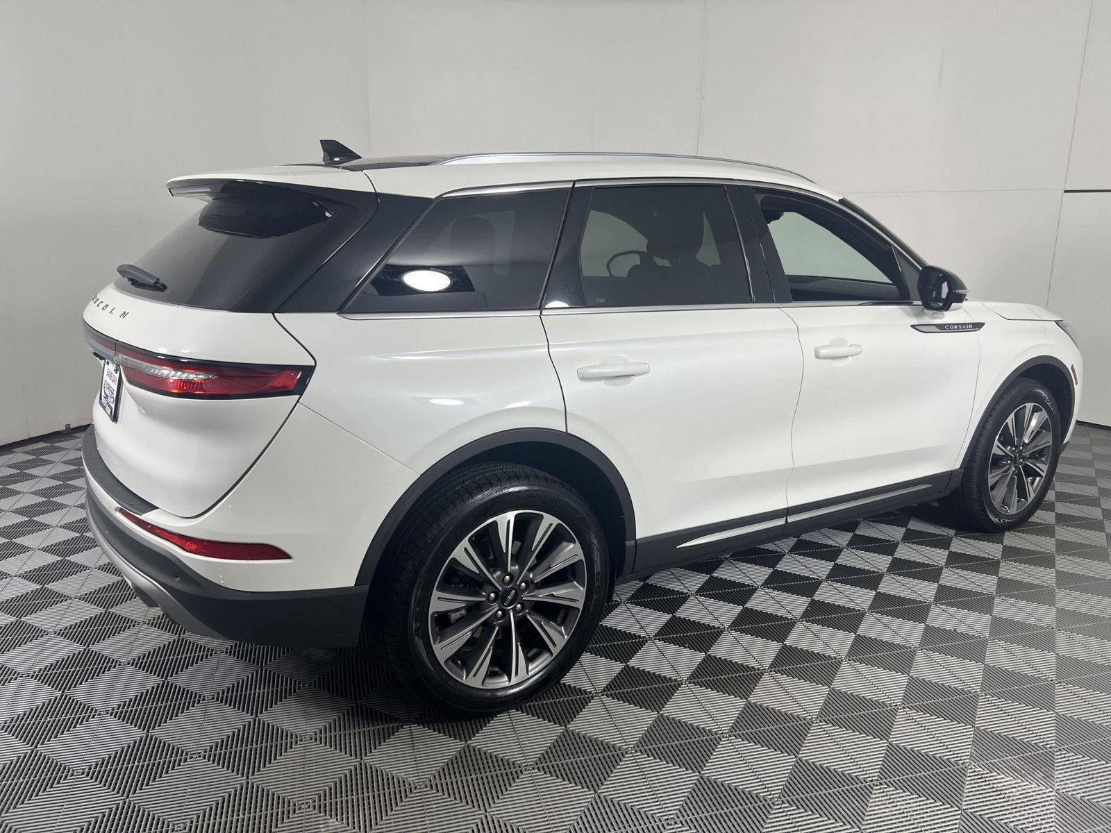 Used 2021 Pristine White Lincoln Reserve image 11