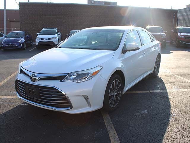 Used 2017 Blizzard Pearl Toyota XLE image 2