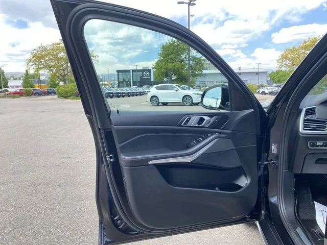 Used 2019 Black BMW xDrive40i image 11