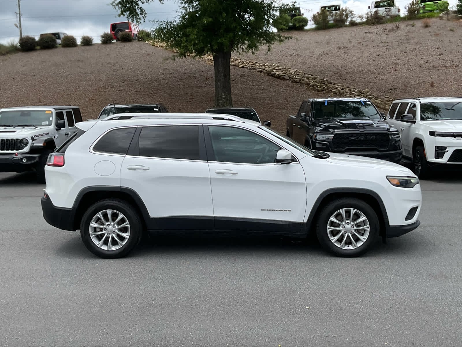 Used 2019 Bright White Clearcoat Jeep Latitude image 4