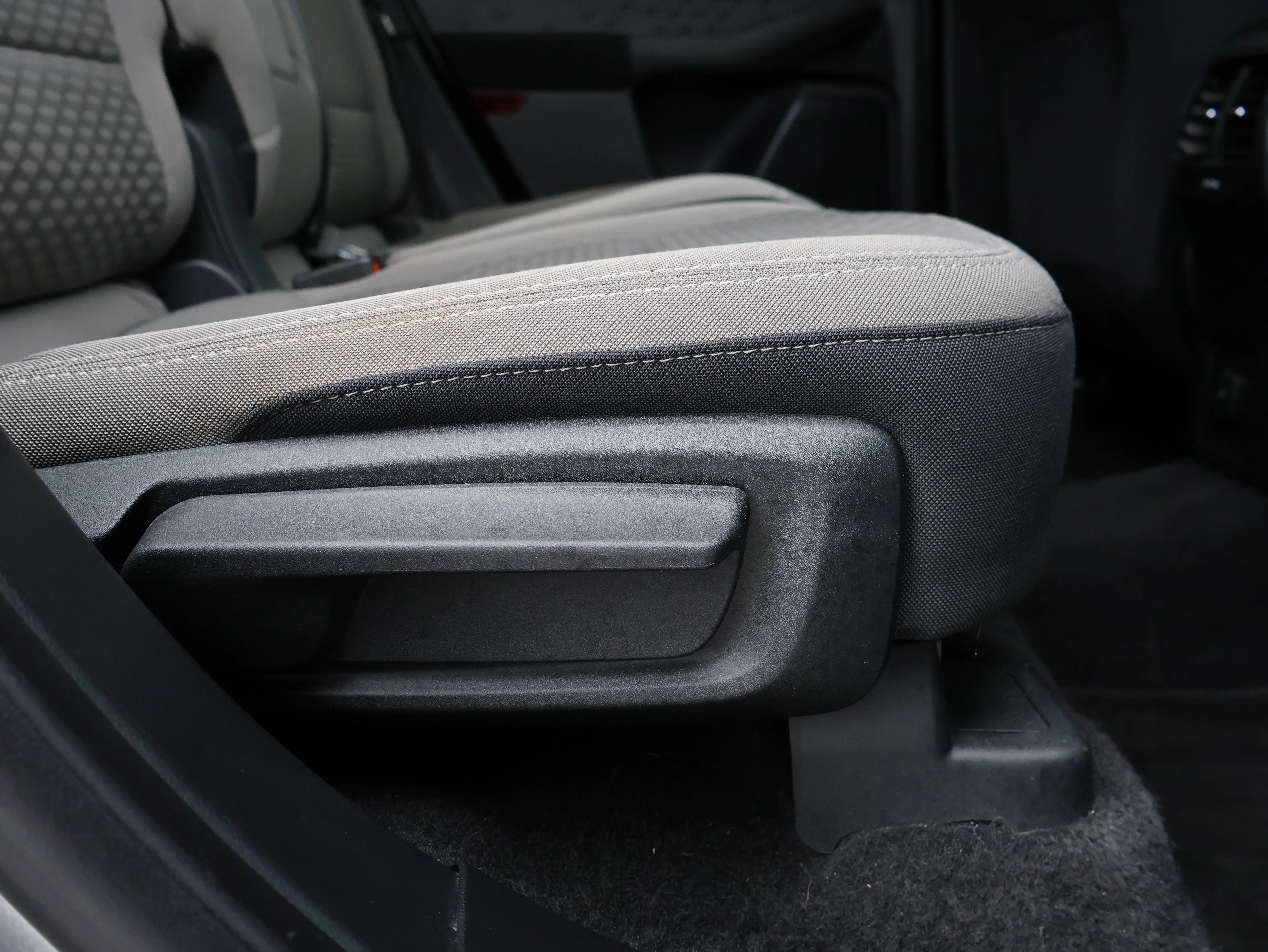 Used 2020 Ingot Silver Metallic Ford SE image 11