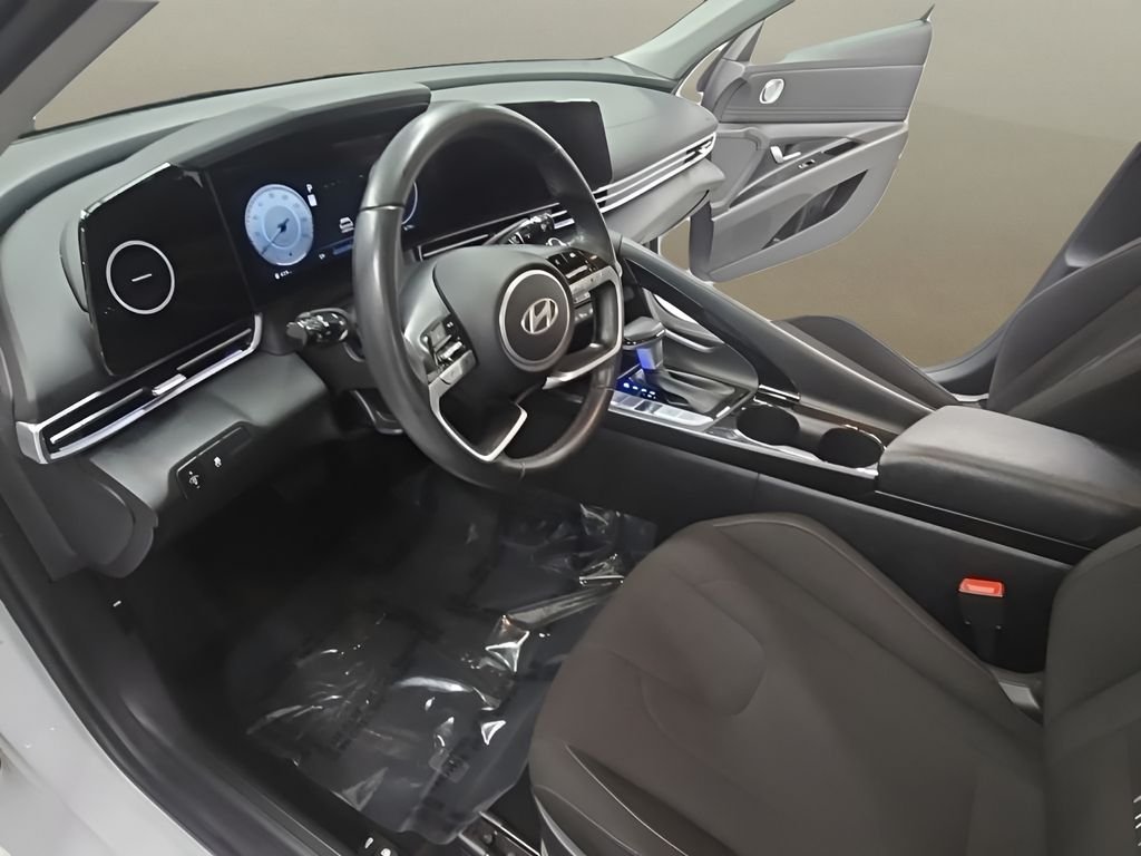 Used 2025 White Hyundai SEL Convenience image 12