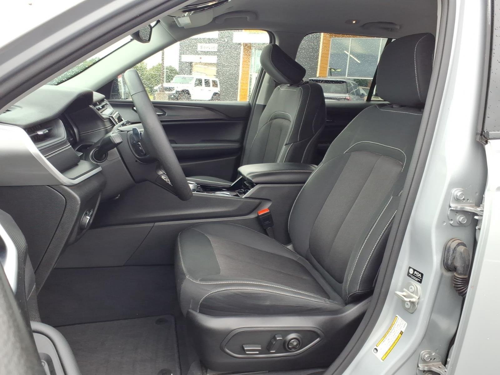 Used 2023 Silver Zynith Jeep Laredo image 17