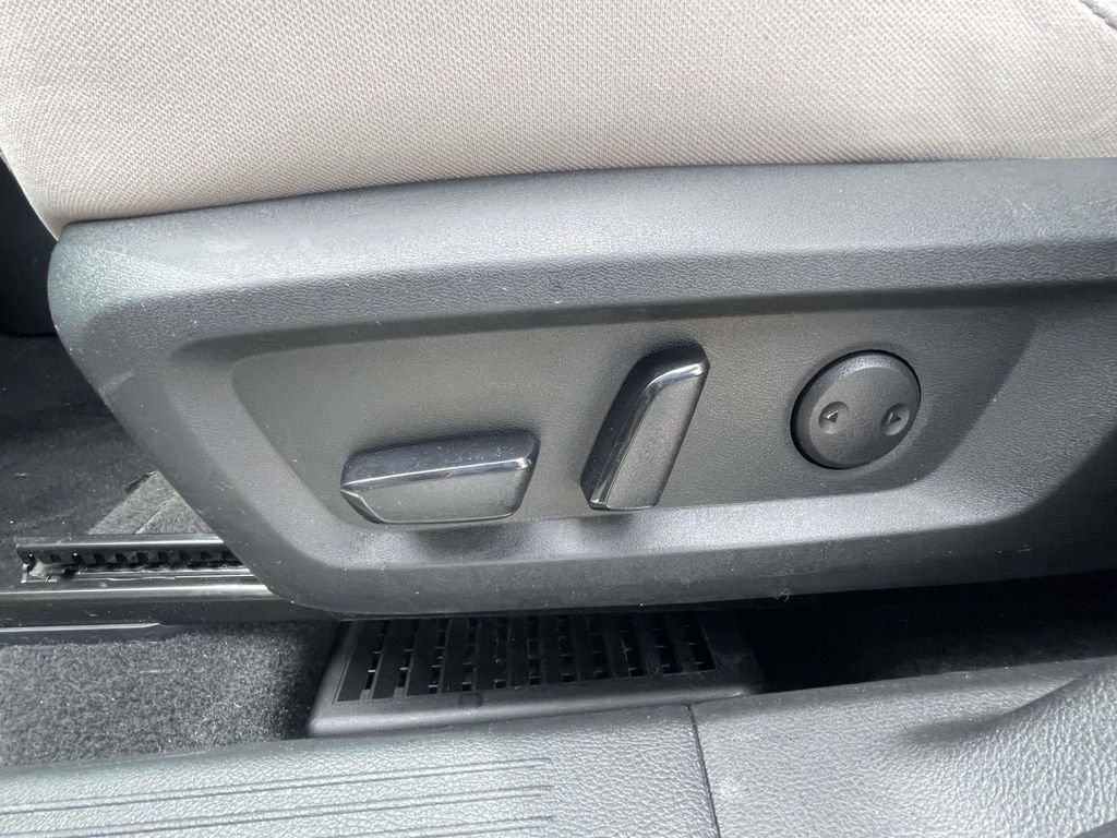 Used 2024 Silver Ford XLT image 45