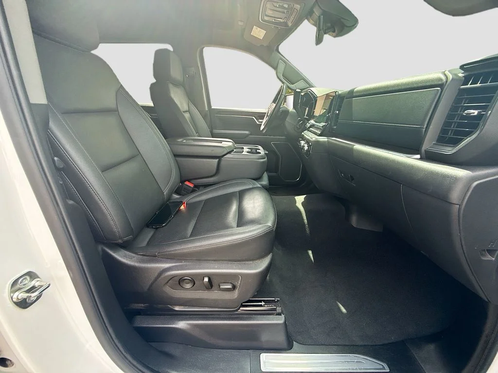 Used 2025 White GMC SLT image 31