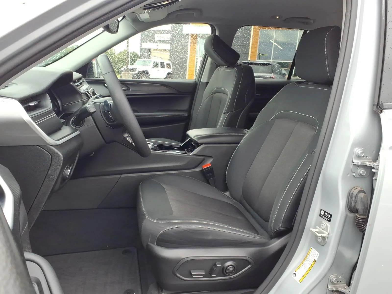 Used 2023 Silver Zynith Jeep Laredo image 17