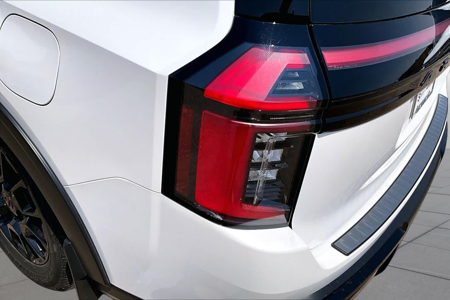 Used 2025 Aspen White Tricoat/Super Black Nissan PRO-4X image 26