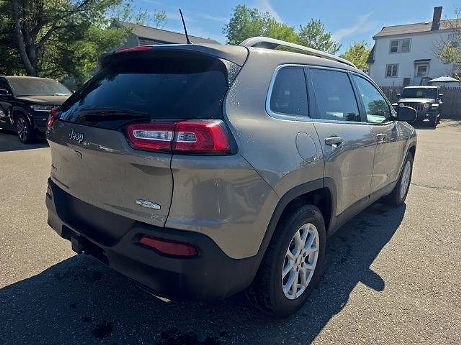 Used 2017 Light Brownstone Pearlcoat Jeep Latitude 4x4 image 5