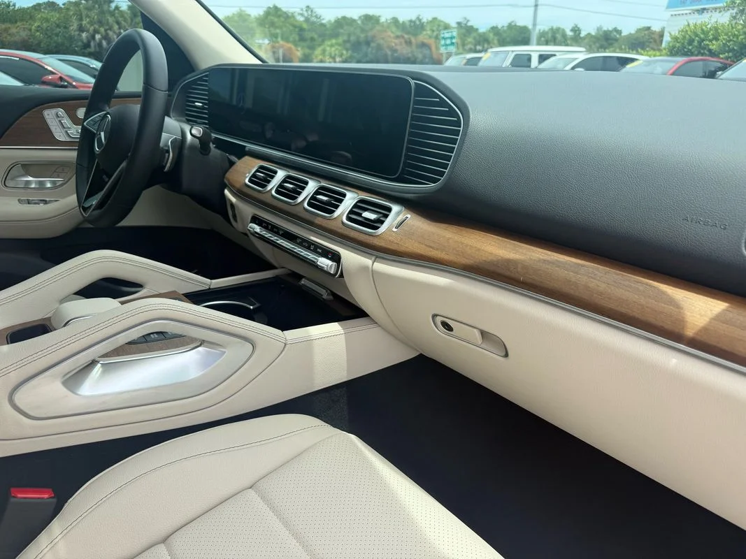 Used 2025  Mercedes-Benz 4MATIC® image 18