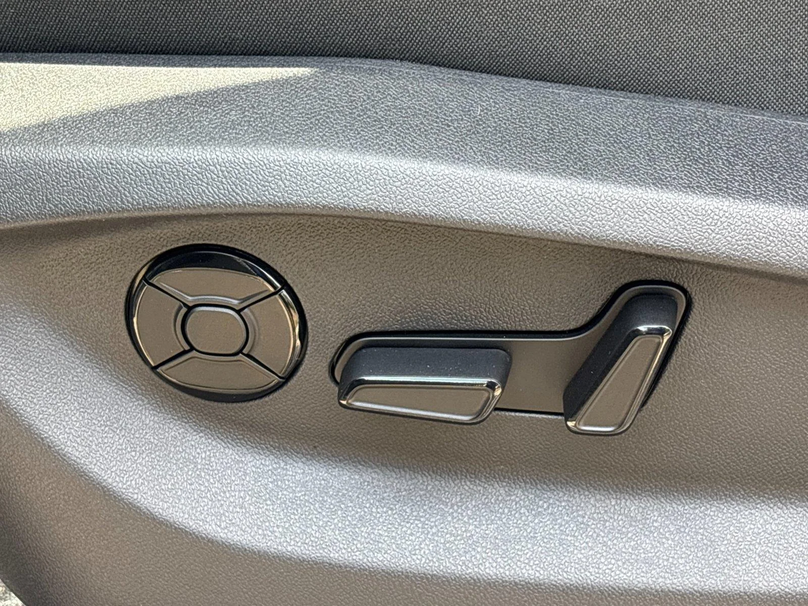 New 2026 pure white Volkswagen SE image 16