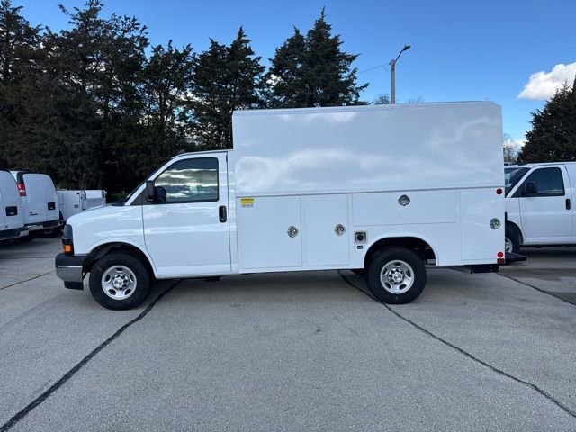 New 2025 Summit White Chevrolet 1WT image 3