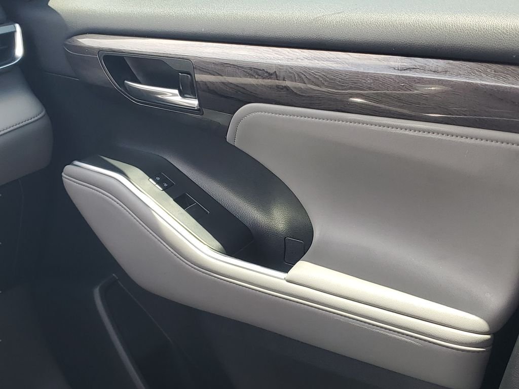 Used 2022  Toyota Platinum image 13