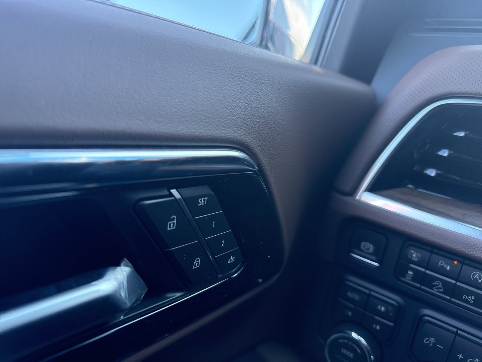 New 2026 Polar White Tricoat Chevrolet High Country Deluxe with 24in Wheels - Panoramic Sunroof - Super Cruise - Technology & Entertainment image 42